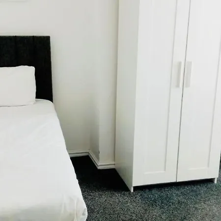 Vinery Four-bedroom House בית נופש