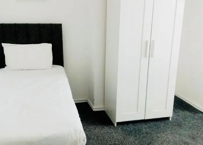 Vinery Four-bedroom House בית נופש